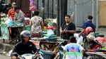 Pasca Ledakan, Pedagang Pasar Tetap Berjualan di Kampung Melayu