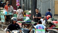 Sejak pukul 03.23 WIB, para pedagang sayur terus menurunkan dagangannya.