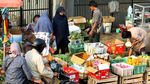 Pasca Ledakan, Pedagang Pasar Tetap Berjualan di Kampung Melayu
