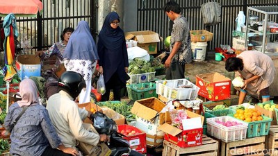 Pasca Ledakan, Pedagang Pasar Tetap Berjualan di Kampung Melayu
