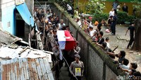 Sebelumnya, jenazah dibawa dari rumah duka untuk upacara penghormatan. Peti jenazah Bripka Imam nampak diselimuti bendera merah putih.