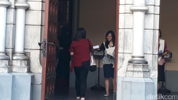 Suasana di Gereja Katedral / 