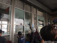 TKP Bom Kampung Melayu Masih Digaris Polisi, Warga Berkerumun