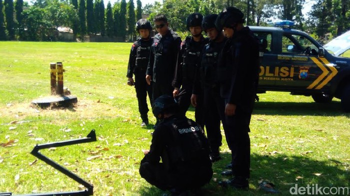 Warga Kota Kediri Digegerkan Penemuan Benda Mirip Bom Pipa