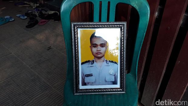 Rumah Duka Bripda Taufan Korban Bom Kampung Melayu Didatangi Pelayat
