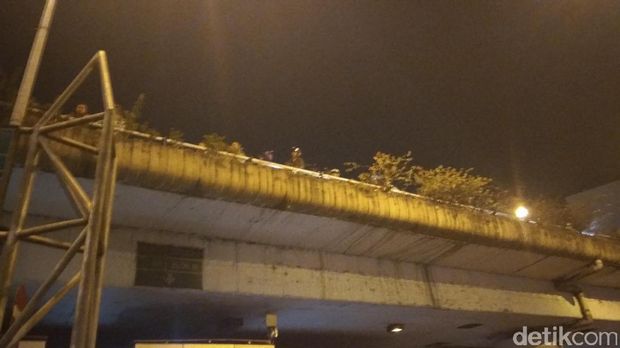 Warga ada yang mengambil foto dari flyover.