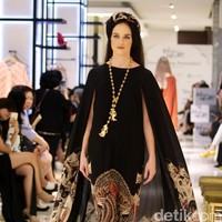 Fashion Show yang di gelar Galeries Lafayette yang mengusung tema Fascinating Ramadan menggandeng desainer indonesia diantaranya Ghea Panggabean dan juga Balijava by Denny Wirawan. Pasific Place, Jakarta. [Foto: Mohammad Abduh/Wolipop]