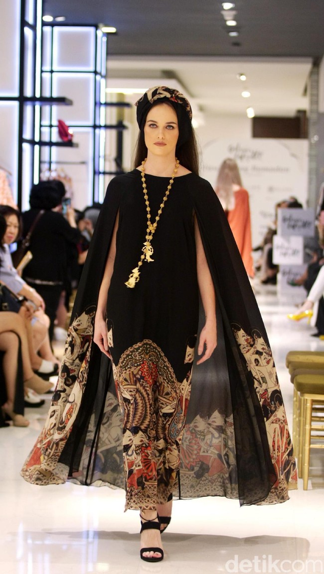 Fashion Show yang di gelar Galeries Lafayette yang mengusung tema Fascinating Ramadan menggandeng desainer indonesia diantaranya Ghea Panggabean dan juga Balijava by Denny Wirawan. Pasific Place, Jakarta. [Foto: Mohammad Abduh/Wolipop]