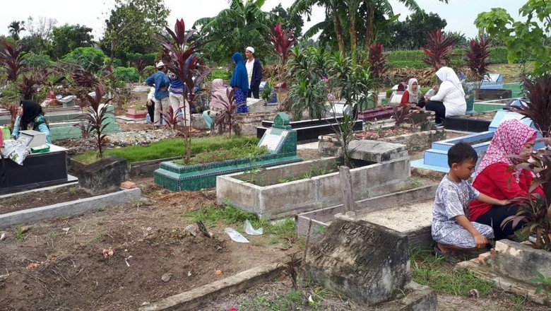 Warga Pekanbaru Ramai Berziarah Jelang Ramadan