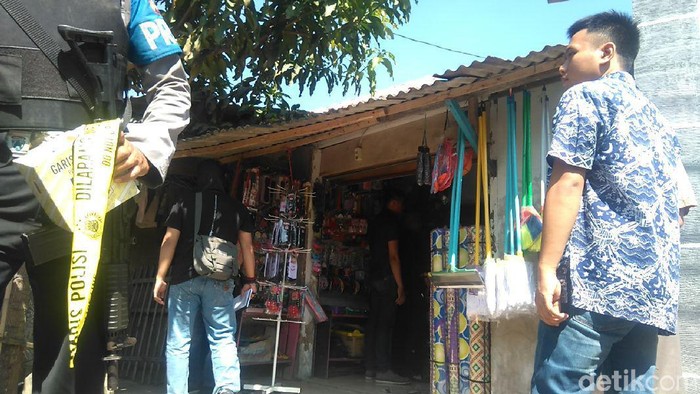 Polisi Geledah Kediaman Terduga Teroris Bom Kampung Melayu