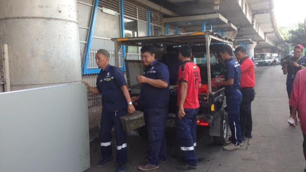 Tim Sarana dan Prasarana TransJakarta dikerahkan membersihkan dan mempercantik Halte Kampung Melayu usai bom.