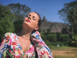 Rake Martinez, Selebgram Cantik Panama yang Terkesan dengan Indonesia