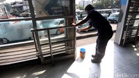 Pembersihan halte dilakukan oleh petugas dari Tim Sarana dan Prasarana TransJakarta.
