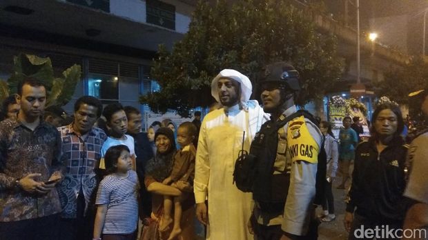 Syekh Ali Jaber datang ke lokasi bom Kampung Melayu. 