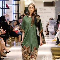 Fashion Show yang di gelar Galeries Lafayette yang mengusung tema Fascinating Ramadan menggandeng desainer indonesia diantaranya Ghea Panggabean dan juga Balijava by Denny Wirawan. Pasific Place, Jakarta. [Foto: Mohammad Abduh/Wolipop]