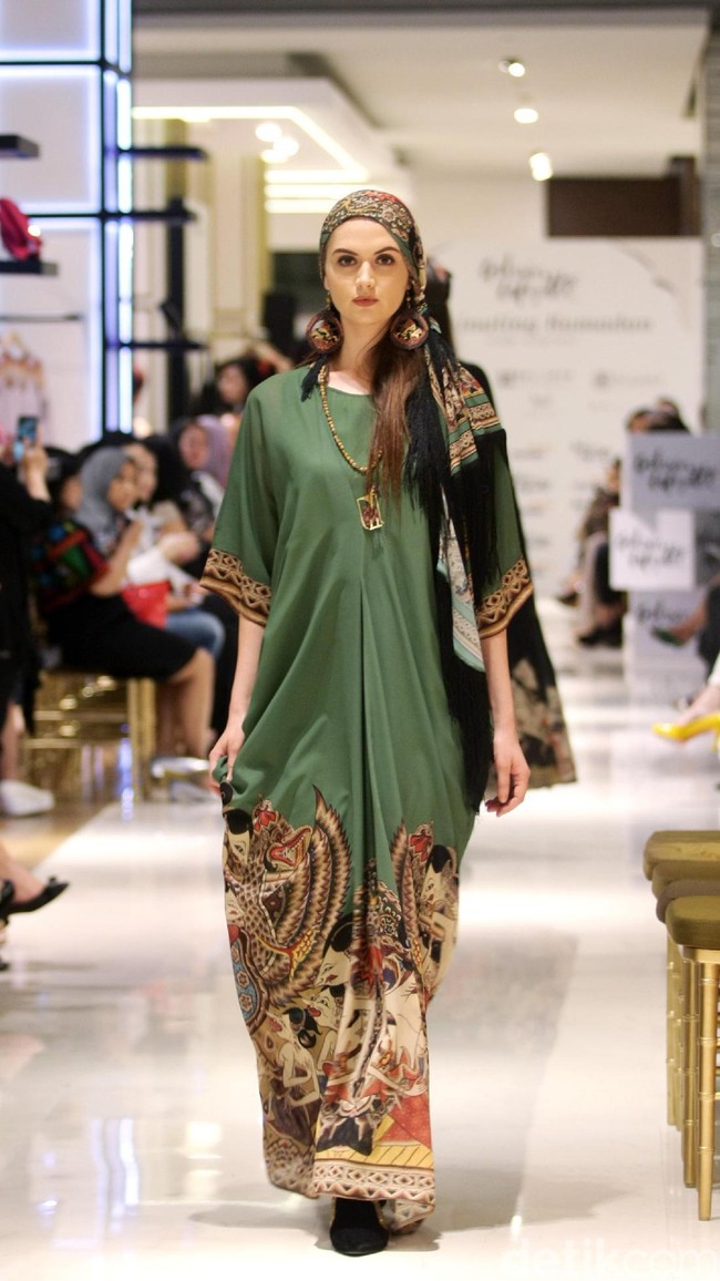 Fashion Show yang di gelar Galeries Lafayette yang mengusung tema Fascinating Ramadan menggandeng desainer indonesia diantaranya Ghea Panggabean dan juga Balijava by Denny Wirawan. Pasific Place, Jakarta. [Foto: Mohammad Abduh/Wolipop]