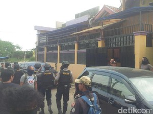 Terduga Teroris di Bandung Barat Dikenal Baik oleh Warga