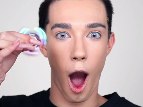 Beauty Blogger Pakai Fidget Spinner Sebagai Alat Makeup Jadi Viral