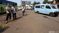 Petugas kembali memasang garis polisi karena masih ditemukan beberapa potongan bagian tubuh di lokasi ledakan bom.