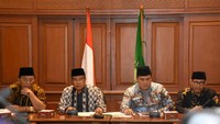 Ketua Umum PBNU KH Said Aqil Siroj didampingi Sekjen PBNU H Helmy Faishal Zaini dan sejumlah pengurus PBNU memberikan keterangan Pers terkait Ledakan Bom Kampung Melayu di Gedung PBNU, Jakarta, Kamis (25/5). Foto: dok. PBNU