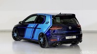 Selama penciptaan GTI impian mereka, peserta magang kami belajar mengenai kompleksitas dan tantangan masa depan produksi mobil. Mereka mendapatkan pengalaman lebih jauh dalam penggunaan teknologi digital, penerapan teknologi sistem dan mobilitas elektrik. Inilah sebabnya mengapa kami memilih bakat terkuat kami dan memberi mereka kesempatan untuk belajar dari infrastruktur dan ahli berpengalaman dari seluruh perusahaan, kata Peter Christ, Kepala Pelatihan Teknologi Otomotif di Wolfsburg.