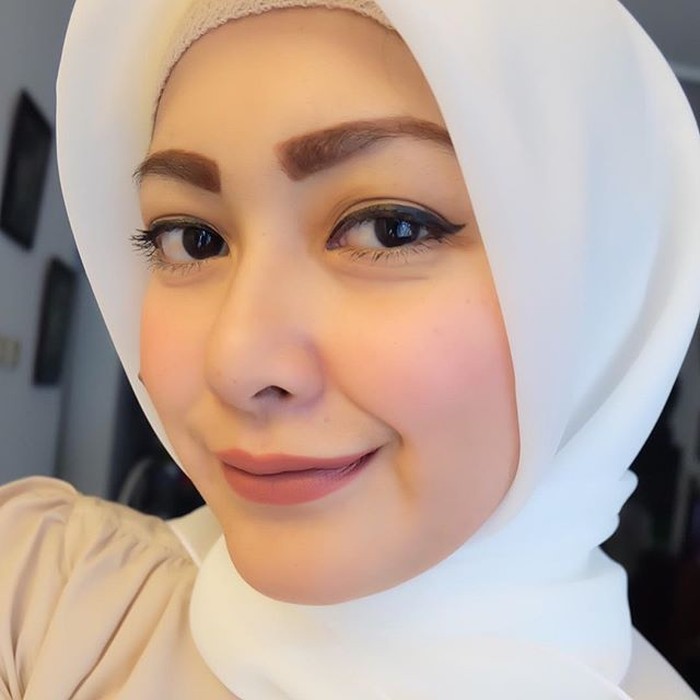 Foto Cantiknya Richa Novisha Istri Gary Iskak Dengan Hijab Simpel