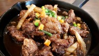 Bistik Sapi dibalut dengan tepung. Ada paduan daging empuk bersama tepung yang sudah basah oleh sausnya. Guyuran saus kecokelatan pada bistik punya citarasa gurih cenderung asam. Seperti ada cecapan kecap Inggris dan saus tiram. 