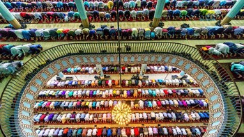 Bertema traveler, fotografer pro ataupun yang amatir harus bisa memberikan foto bercerita tentang tempat yang ia kunjungi. Ini adalah pemandangan umat muslim sholat Jumat di masjid besar Baitul Mokarram di Dhaka, Bangladesh yang diambil oleh Sohel Parvez Haque. (Foto: National Geographic/Sohel Parvez Haque)