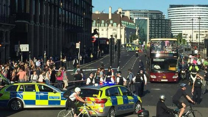 Ada Kendaraan Mencurigakan, Polisi Tutup Akses Jembatan Westminster
