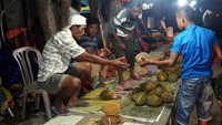 Kanune mengaku durian ini dia datangkan dari beberapa daerah di Sulawesi Tengah, seperti Toli-toli dan juga Parigi Moutong. Traveler bisa memilih ingin menyantapnya di tempat atau dibawa pulang ke rumah (Wahyu/detikTravel)
