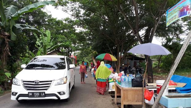 Sejumlah warga menjual bunga di TPU.