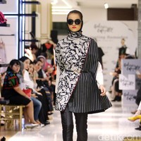 Fashion Show yang di gelar Galeries Lafayette yang mengusung tema Fascinating Ramadan menggandeng desainer indonesia diantaranya Ghea Panggabean dan juga Balijava by Denny Wirawan. Pasific Place, Jakarta. [Foto: Mohammad Abduh/Wolipop]