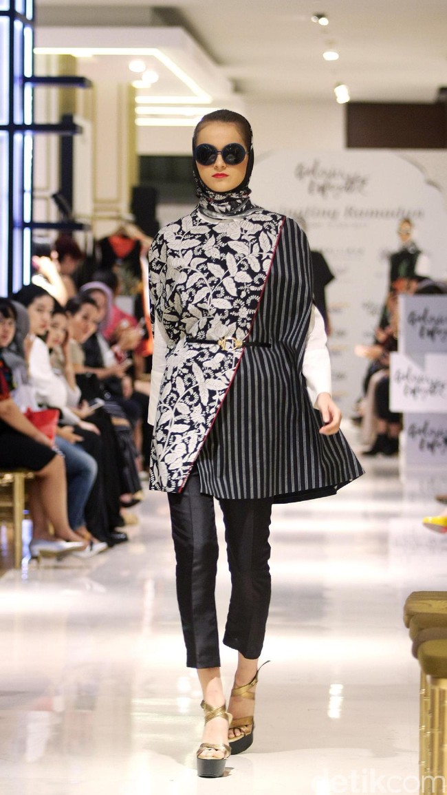 Fashion Show yang di gelar Galeries Lafayette yang mengusung tema Fascinating Ramadan menggandeng desainer indonesia diantaranya Ghea Panggabean dan juga Balijava by Denny Wirawan. Pasific Place, Jakarta. [Foto: Mohammad Abduh/Wolipop]