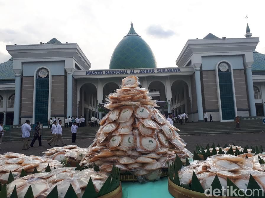 Masjid Al Akbar Surabaya bagi-bagi kue apem menyambut Ramadan (Rois Jajelu/detikcom)