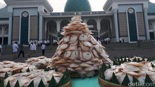 Masjid Al Akbar Surabaya bagi-bagi kue apem menyambut Ramadan (Rois Jajelu/detikcom)