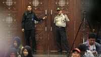 Mereka di antaranya perwakilan dari PBNU, PP Muhammadiyah, MUI, wakil ketua Komisi VIII DPR Iskan Qolba Lubis, dan imam besar Istiqlal Nasaruddin Umar.