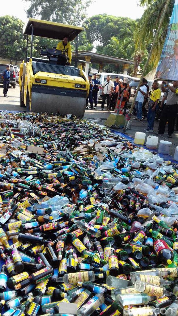 Polisi Musnahkan Belasan Ribu Botol Miras