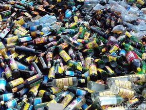 Polisi Musnahkan Belasan Ribu Botol Miras