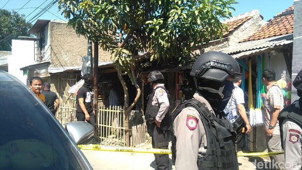  Polisi menggeledah kediaman WS, terduga teroris yang ditangkap Jumat (26/5/2017) dini hari karena diduga berkaitan dengan bom bunuh diri di Kampung Melayu, Jakarta