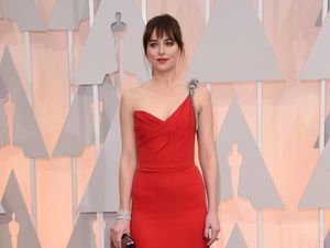 Beredar Foto-foto Chris Martin dan Dakota Johnson Usai Berlibur ke Paris