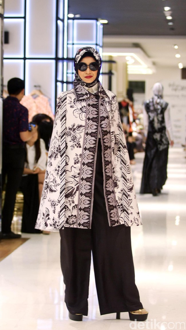 Fashion Show yang di gelar Galeries Lafayette yang mengusung tema Fascinating Ramadan menggandeng desainer indonesia diantaranya Ghea Panggabean dan juga Balijava by Denny Wirawan. Pasific Place, Jakarta. [Foto: Mohammad Abduh/Wolipop]