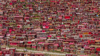 Deretan pemukiman rumah yang mayoritas berwarna merah ini dinamakan Seda terletak di Sichuan, China. Rumah-rumah ini ditempati lebih dari 40.000 biarawan, biarawati hingga pelajar dari seluruh dunia yang tergabung dalam lembaga Institut Buddhis Larung Gar, sebuah lembaga Buddhis Tibet terbesar di dunia yang didirikan pada tahun 1980. (Foto: National Geographic/Anton Gautama)