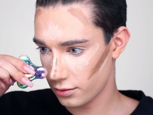 Beauty Blogger Pakai Fidget Spinner Sebagai Alat Makeup Jadi Viral