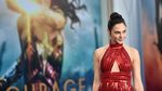 So Hot! Seksinya Gal Gadot dalam Dress Merah