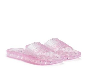 Rihanna Populerkan Lagi Sandal Jelly ala 90-an Seharga Rp 1,2 Juta