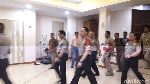 Kapolri Jenguk Korban Bom Kampung Melayu di RS Polri Kramat Jati