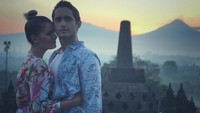 Rake Martinez berfoto bersama travel writer Diego de Obaldia di Candi Borobudur. Mungkin bagi orang Panama yang melihatnya, bisa tertarik datang ke Candi Borobudur (KBRI Panama City)