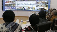 Menteri Perhubungan Budi Karya melakukan video conference dengan pimpinan unit kerja sub sektor se-Indonesia, di Ruang Command Center, Kemenhub, Jakarta, Jumat (26/5/2017).