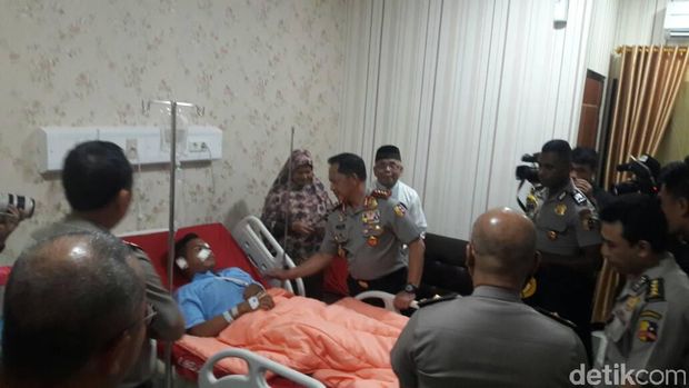 Jenguk 5 Anggota di RS Polri, Kapolri Minta Korban Bersabar