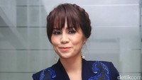 Momo Geisha memilih hadir dengan blazer biru yang dipadukan dengan kaus dan celana hitam. Pool/Ismail/detikFoto.